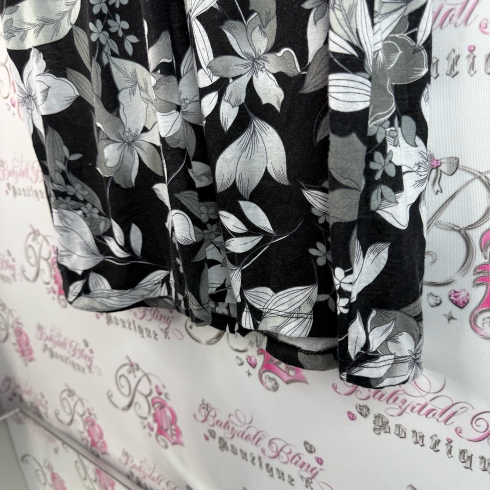 French twist tank top floral keyhole flowers Monochrome Floral Sleeveless Blouse - Picture 5 of 11